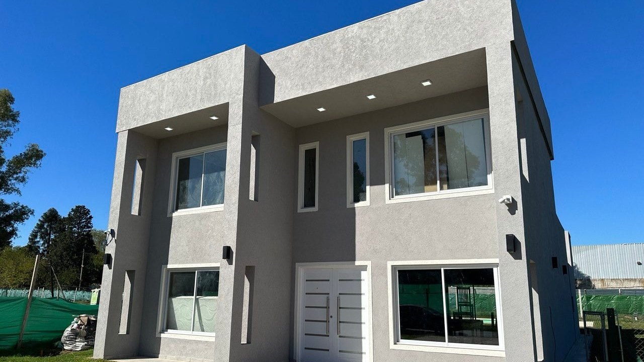 Vivienda de dos plantas construida en seco, terminada