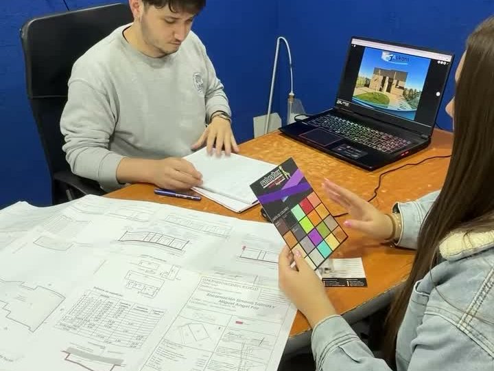 Planos de una vivienda sobre la mesa de trabajo