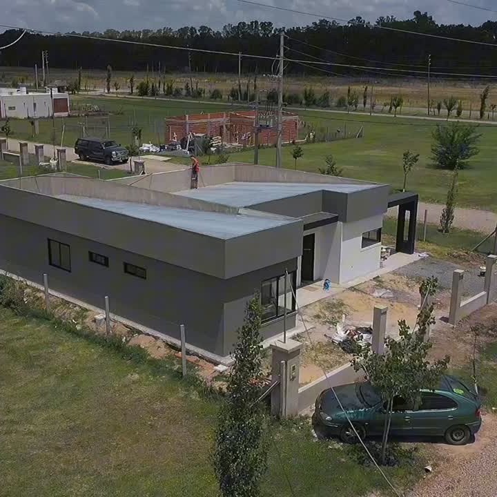 Vivienda terminada sobre un lote, vista desde el aire