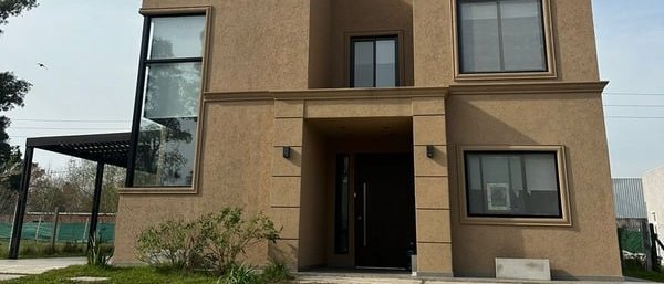 Vivienda de dos plantas terminada, con el sendero y el parque hechos