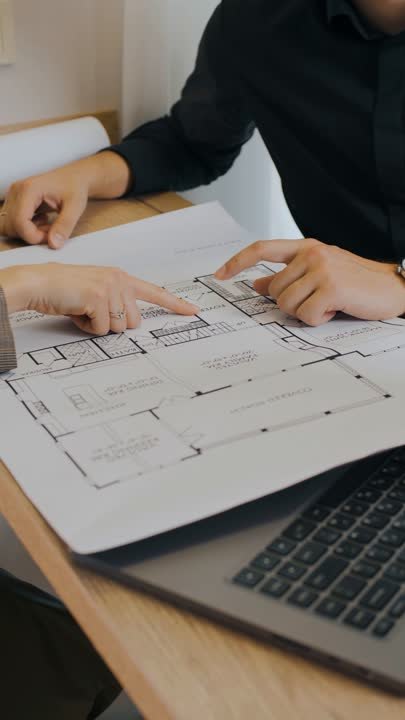 Planos de la vivienda sobre la mesa de trabajo