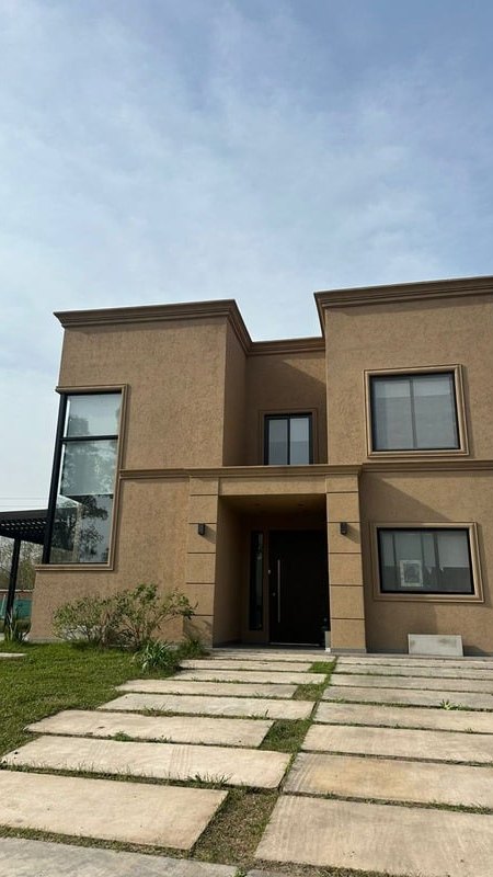 Vivienda terminada y entregada a la familia